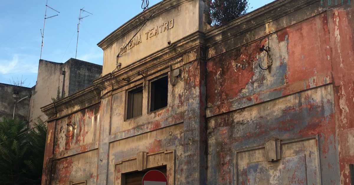 Sannicandro, il secolare "Cinema De Pinto": romantico rudere chiuso da 50 anni